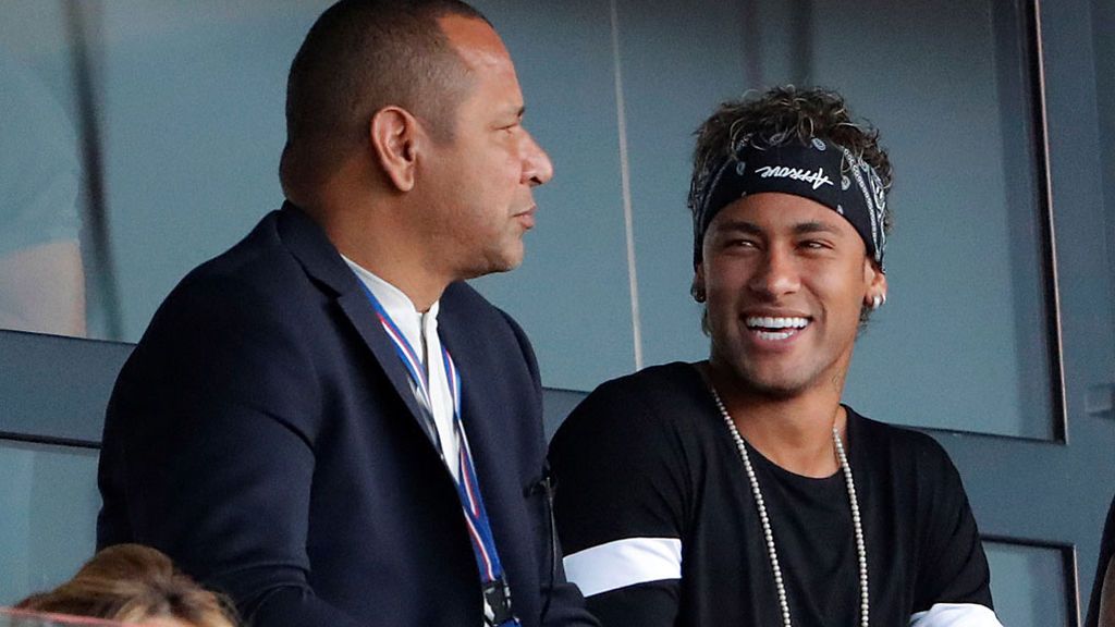 Neymar celebra los goles de Cavani por todo lo alto en el palco del PSG