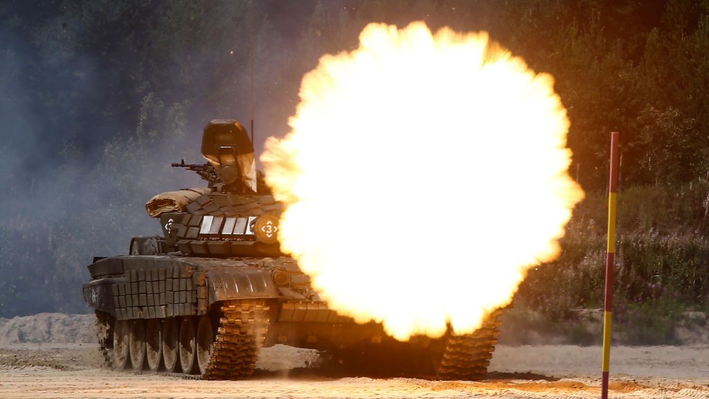 Un tanque modelo T-72B1 lanza fuego durante los Juegos Internacionales del Ejército 2017