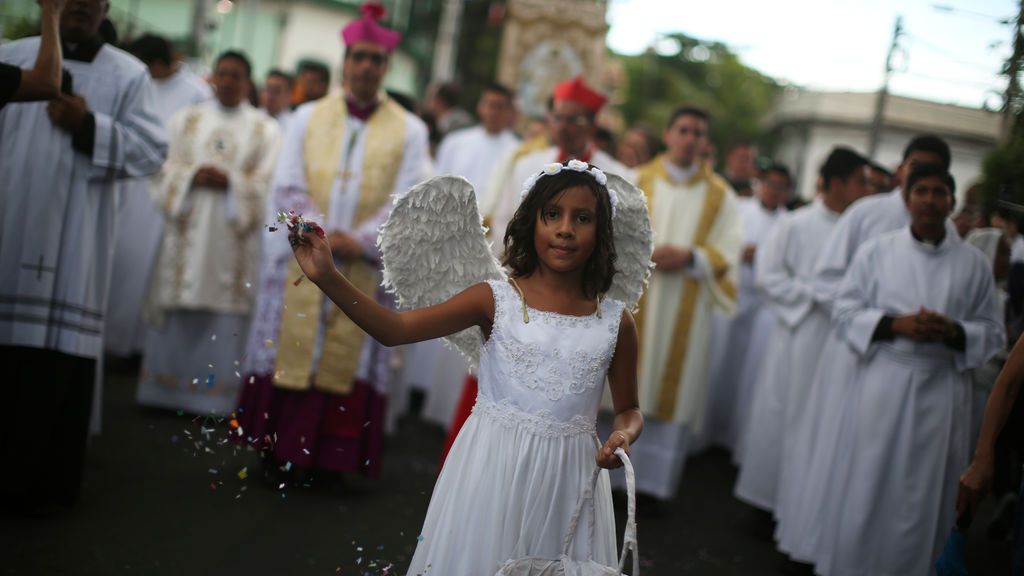 Chica lanza confeti durante el Banquete del Salvador del Mundo en San Salvador Chica lanza confeti durante el Banquete del Salvador del Mundo en San Salvador