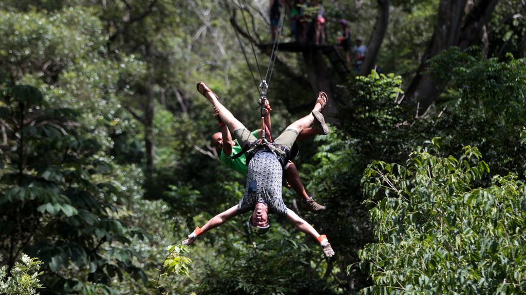 Un turista hace tirolesa a través del volcán Mombacho