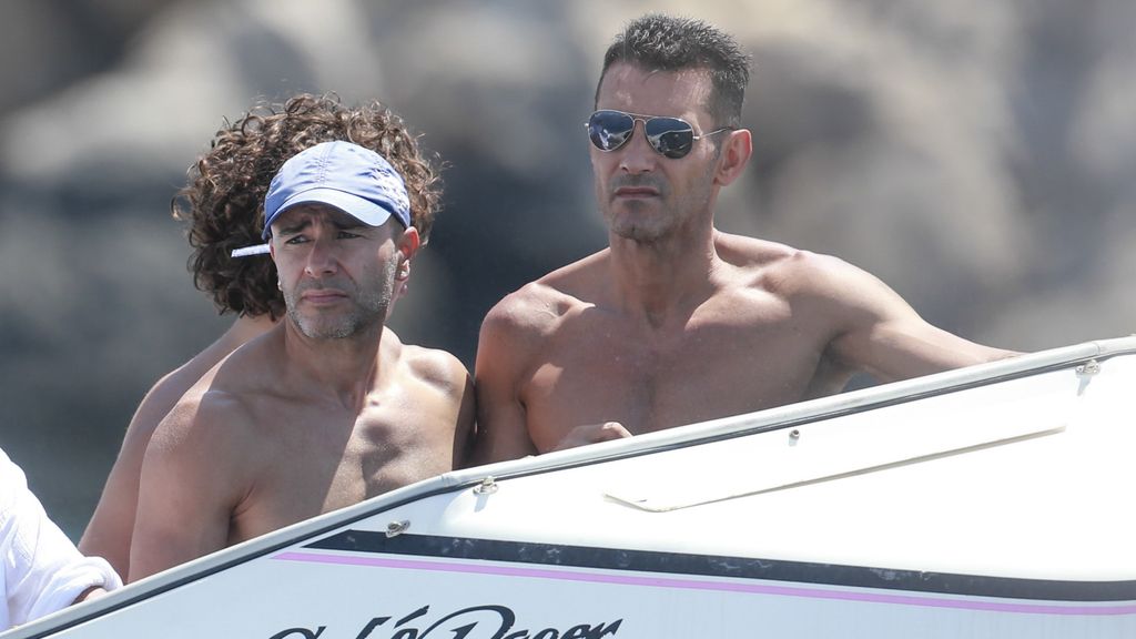 La familia de Ángel Nieto esparce sus cenizas en el mar