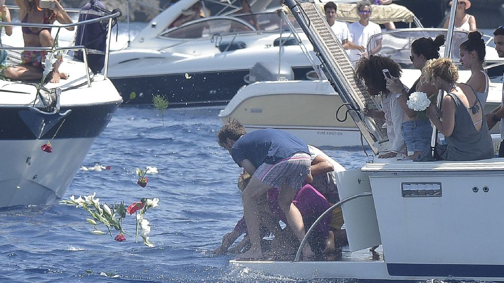 La familia de Ángel Nieto esparce sus cenizas en el mar