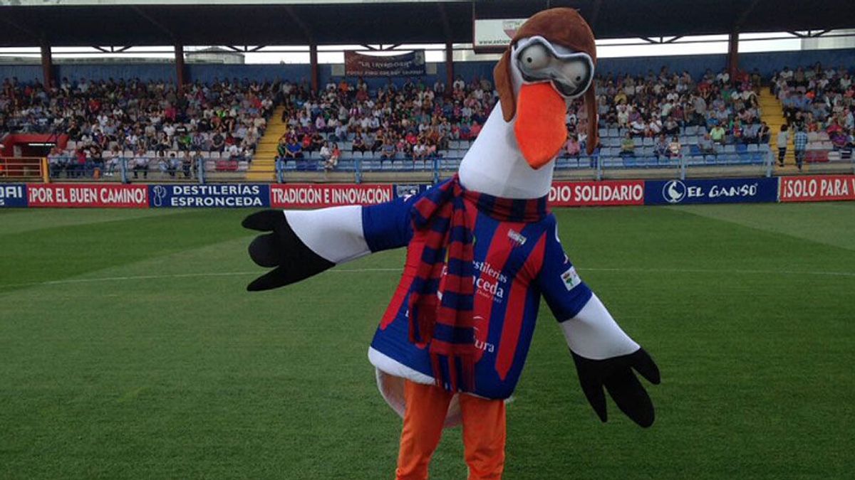 Valentina, la mascota del Extremadura ¡separa a dos jugadores y evita una pelea!