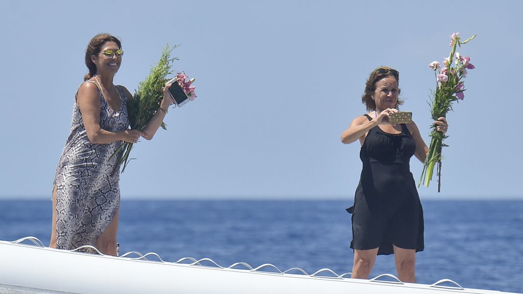 La familia de Ángel Nieto esparce sus cenizas en el mar