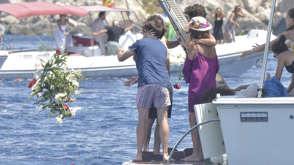 La familia de Ángel Nieto esparce sus cenizas en el mar