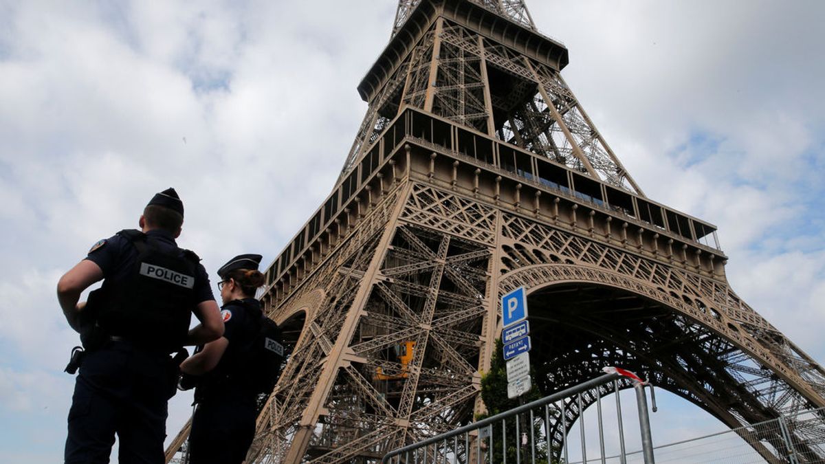 Detenido un hombre armado que intentó burlar los controles de seguridad de la Torre Eiffel