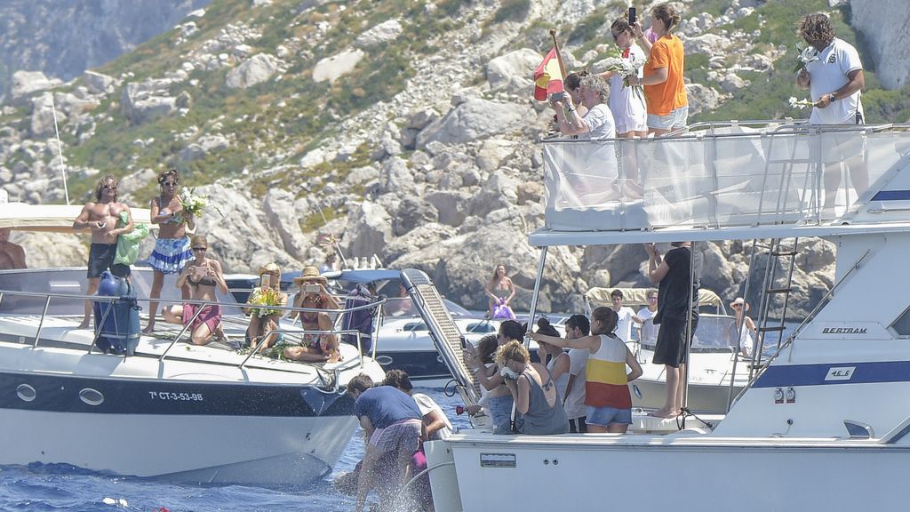 La familia de Ángel Nieto esparce sus cenizas en el mar