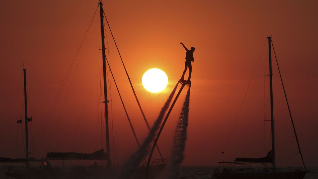Un hombre practicando flyboarding al atardecer en Crimea