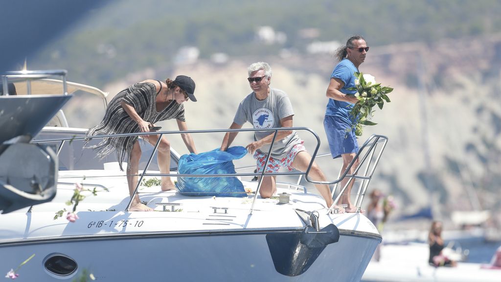 La familia de Ángel Nieto esparce sus cenizas en el mar