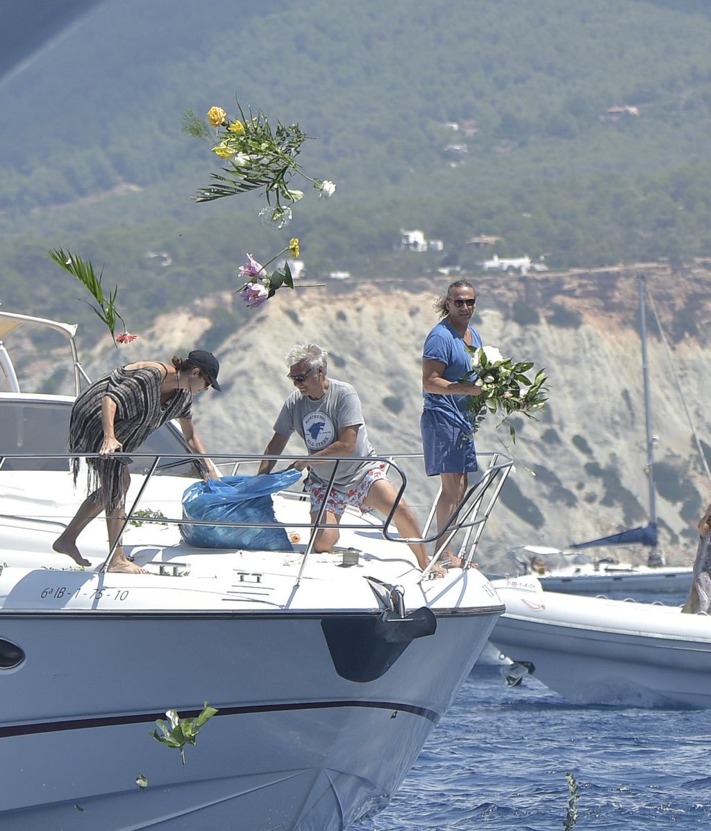 La familia de Ángel Nieto esparce sus cenizas en el mar
