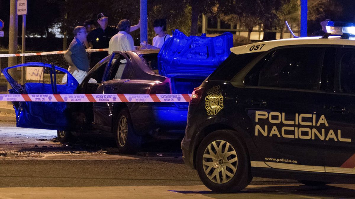 Hallan un cadáver carbonizado en el interior de un vehículo incendiado en Sevilla