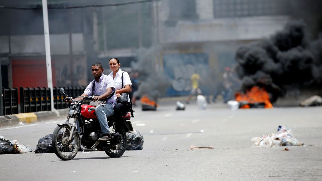La violencia se recrudece en Venezuela tras la fracasada asonada militar contra Maduro
