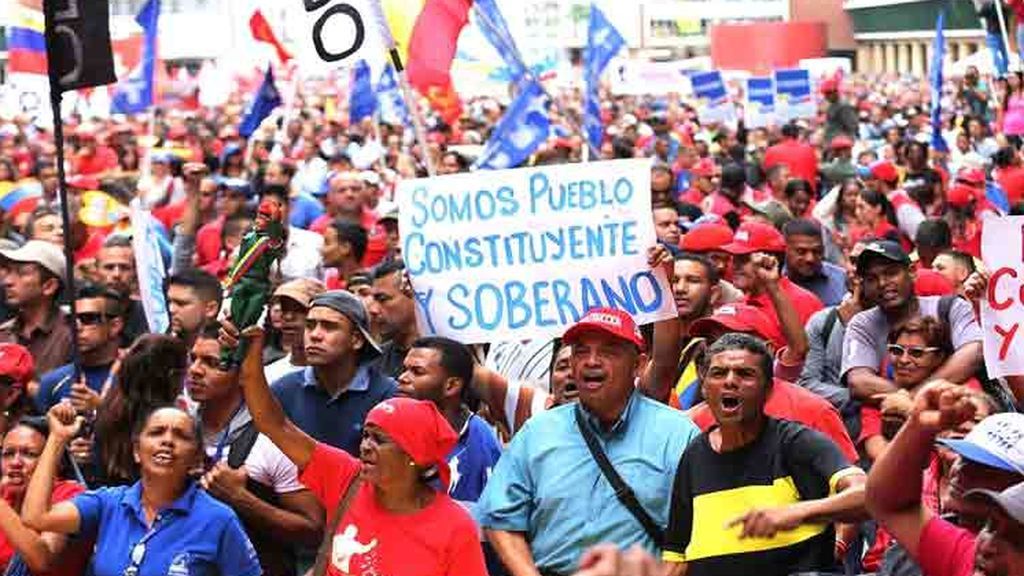 Chavistas y oposición en el mismo recinto parlamentario, un supuesto golpe militar...caos en Venezuela