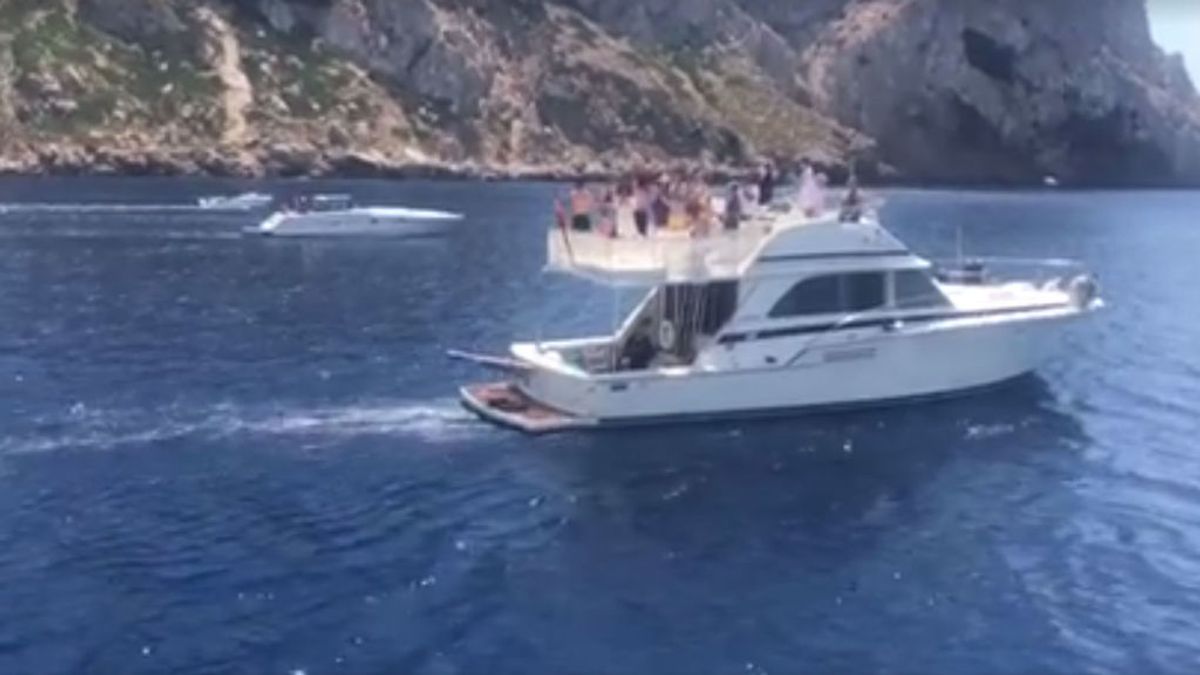 ¡Hasta los delfines quisieron despedir a Ángel Nieto! Fonsi publica el último adiós en aguas de Ibiza