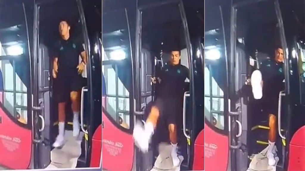 ¡Por los pelos! El resbalón de Cristiano bajando el autobús que se está haciendo viral