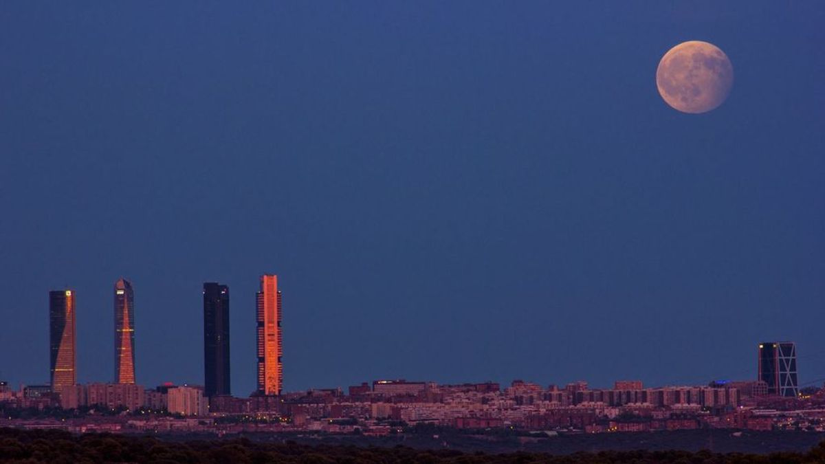 Madrid, Córdoba, Bacelona: las mejores imágenes del eclipse lunar en España, en redes