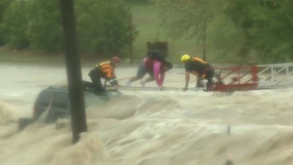Las lluvias le dejan atrapado en su coche en una inmensa riada
