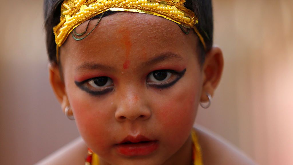 Niño vestido Dios hindú Krishna