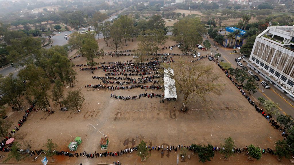 Ciudadanos de Nairobi haciendo cola en el centro electoral