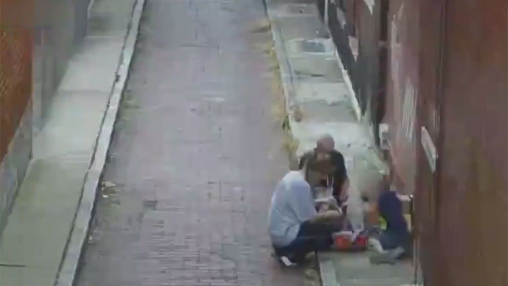 Una mujer se droga delante de su hijo de cuatro años en plena calle