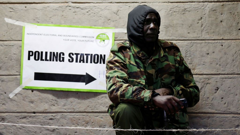 Policía custodiando la puerta del centro electoral en Nairobi durante las elecciones presidenciales