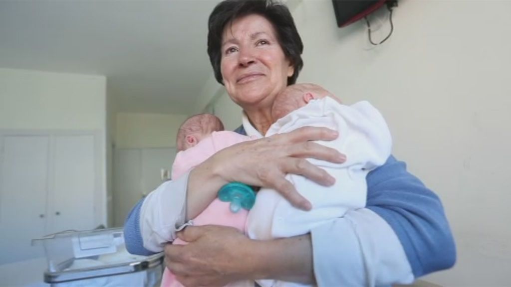 La mujer que dio a luz a mellizos con 64 años se reencuentra con su hija mayor