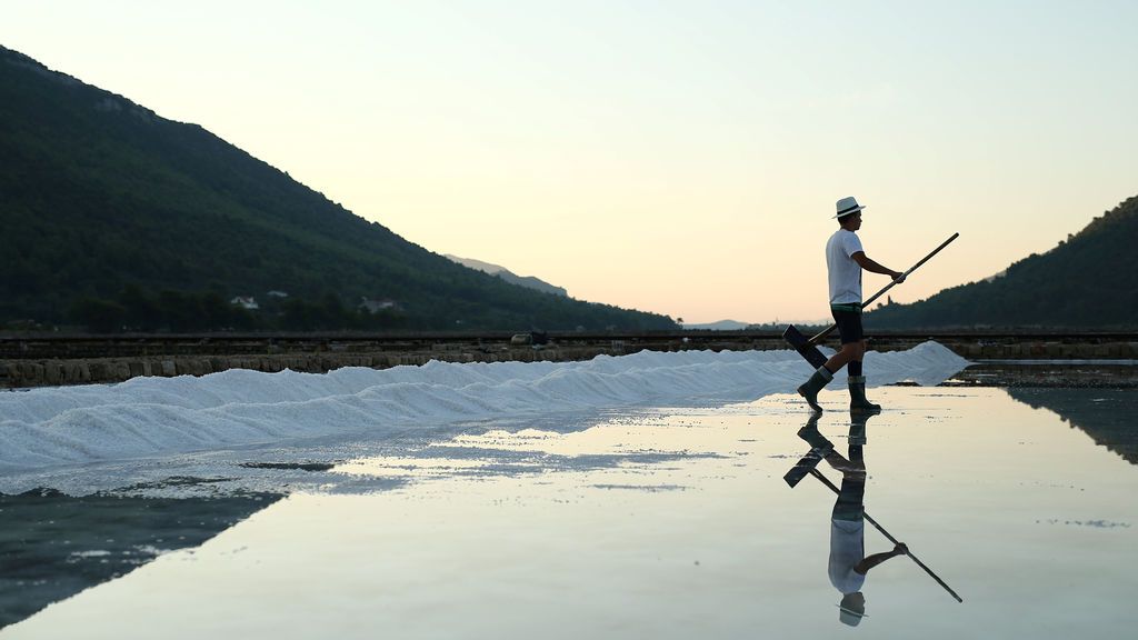 Un trabajador recolecta sal en Ston, Croacia