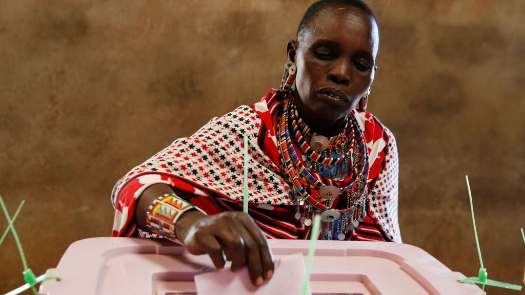 Una mujer de la tribu Masai vota en Kisamis, Kenia