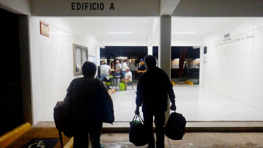 Personas que fueron evacuadas por la tormenta tropical Franklin llegan al refugio