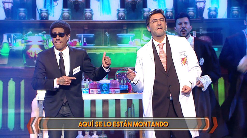 La extraña pareja: Javi interpreta a Rafael Catalá junto a un bailongo ‘Sergio men in black’