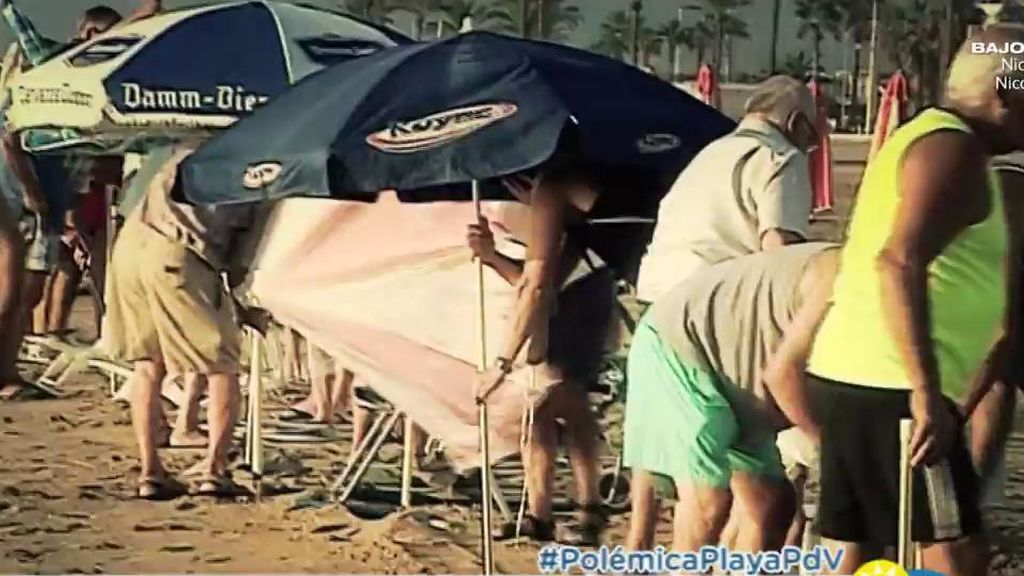 Guerra de sombrillas: Desde primera hora de la mañana por conseguir un lugar en primera línea de playa
