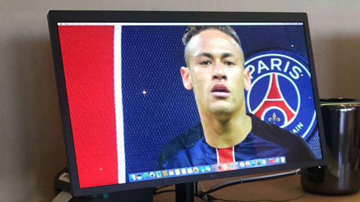 ‘Trollean’ la tienda de Apple en Barcelona con fondos de pantalla de Neymar con la camiseta del PSG