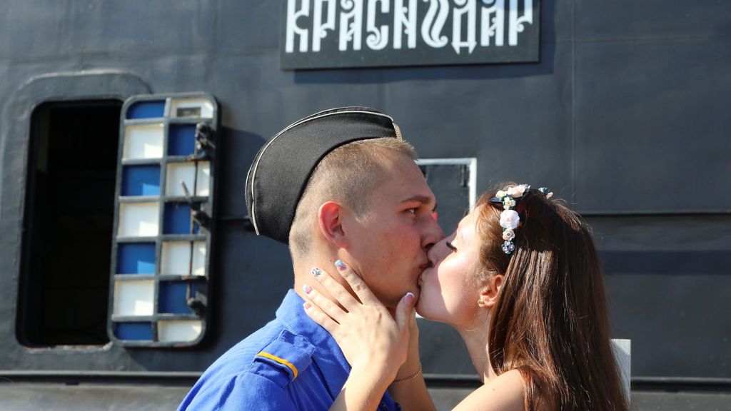 Una joven besa a un soldado de la marina rusa en el puerto de Sebastopol, Crimea
