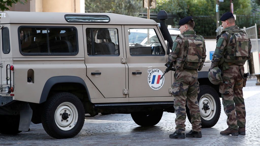 Primeras imágenes del lugar del atropello "deliberado"de seis militares antiterroristas en París