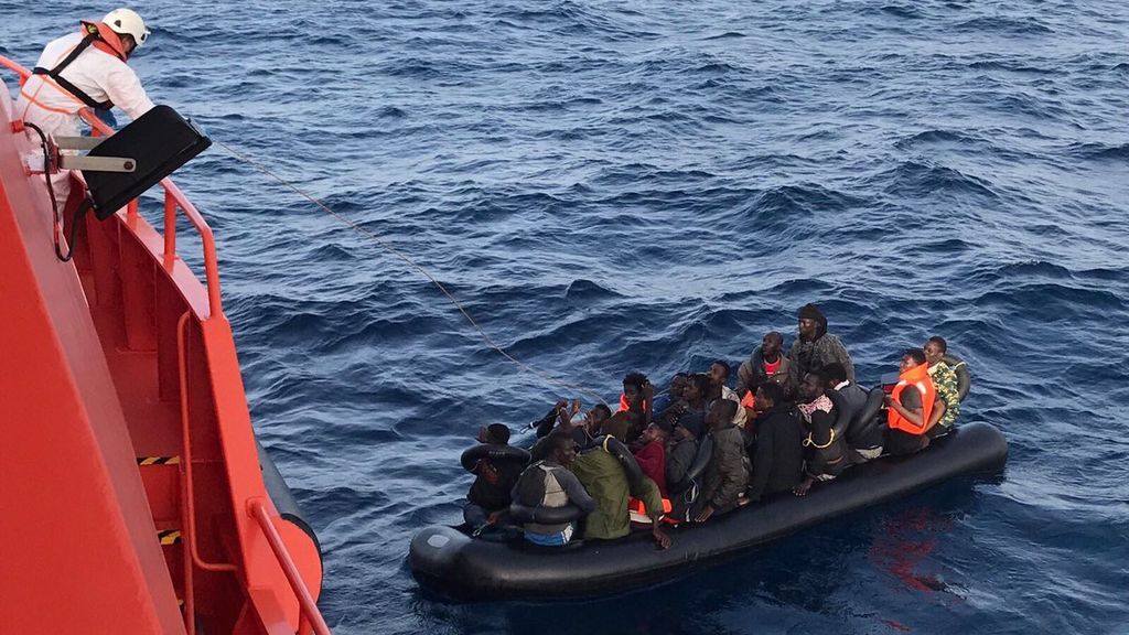 Una mujer embarazada entre los 26 inmigrantes rescatados en una patera en aguas de Almería