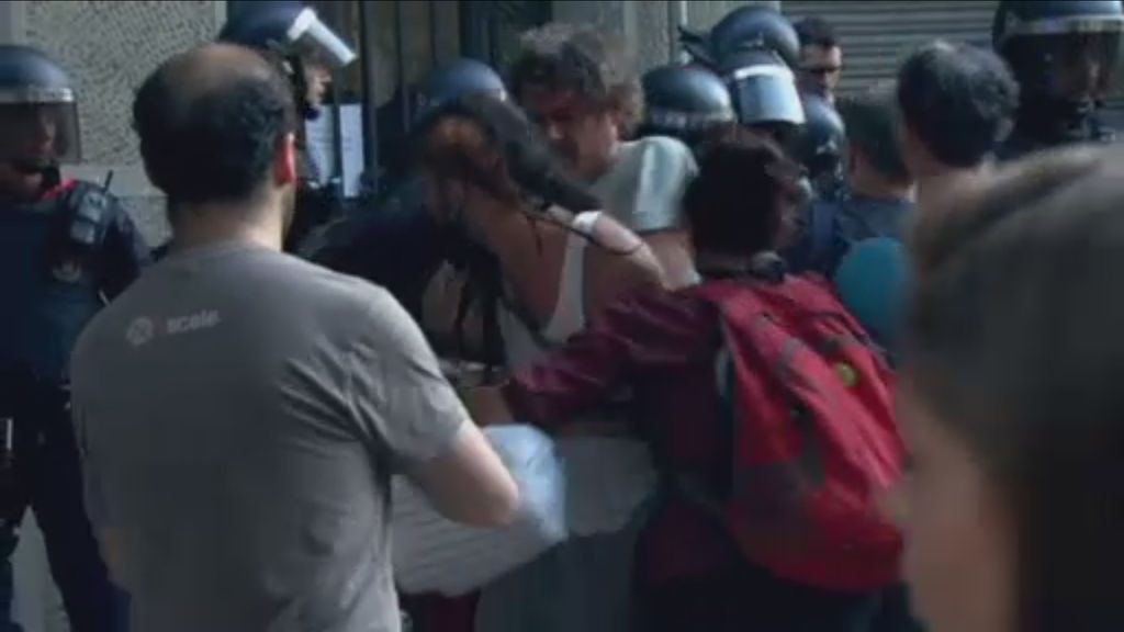 Vecinos y activistas impiden el desalojo de cuatro viviendas ocupadas en Barcelona