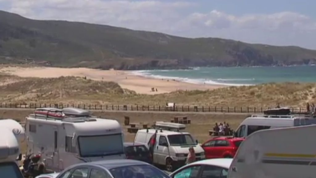 Una playa de Ferrol, invadida por las autocaravanas