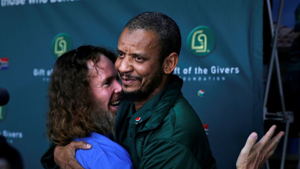 Stephen McGowan abraza al negociador de su liberación en Johannesburgo, Sudáfrica
