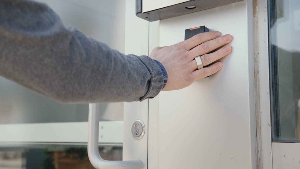 Un anillo inteligente con sensor de huellas dactilares que reemplaza las llaves