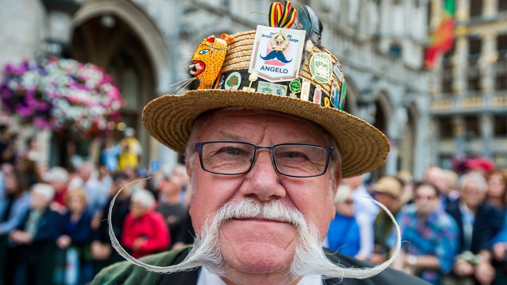 La festividad del "Meyboom" en la rue du Marais en Bruselas