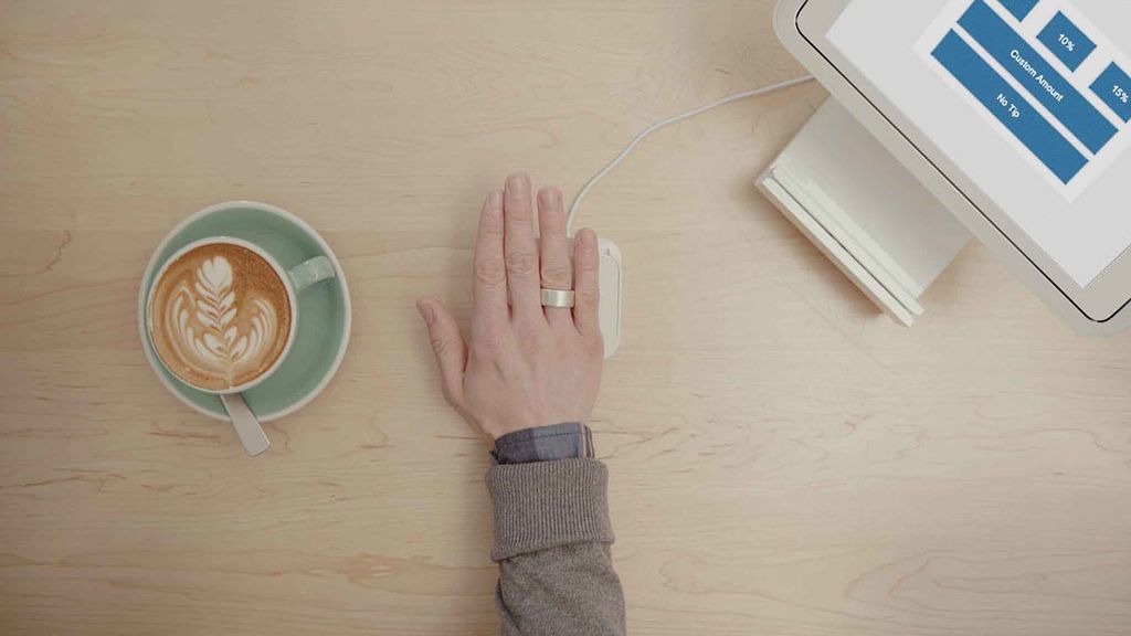 Un anillo inteligente con sensor de huellas dactilares que reemplaza las llaves