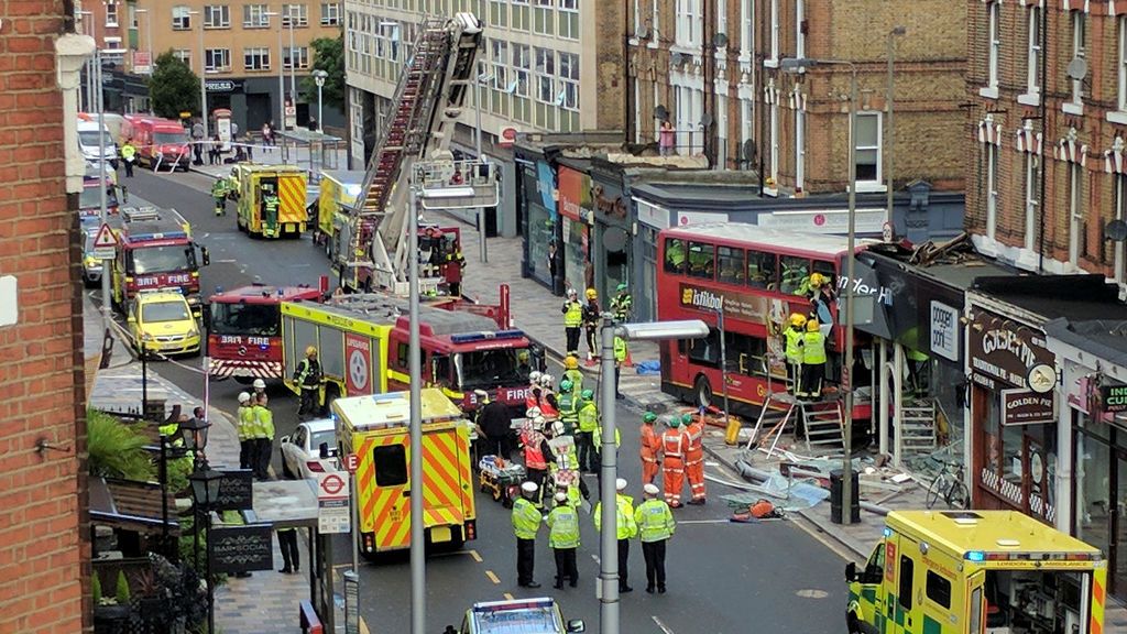 Un autobús se estrella contra una tienda en Londres