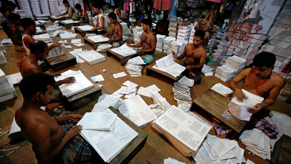 Trabajadores bangladesíes en una fábrica de libros en Dhaka, Bangladés