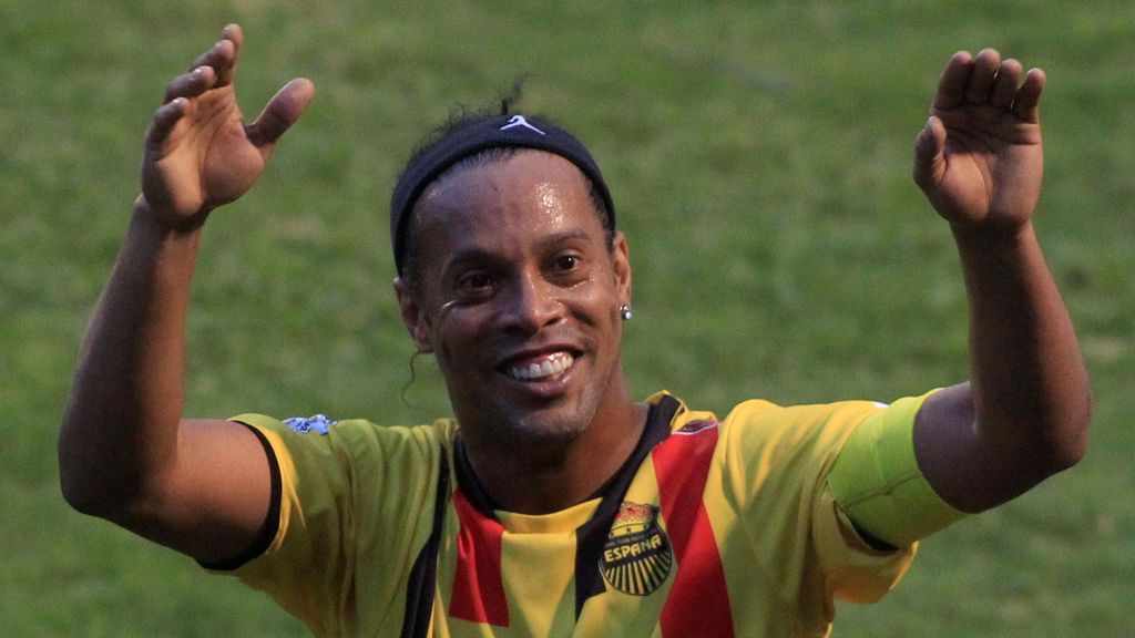 Salta al campo para abrazar a Ronaldinho, no le encuentra… ¡y él le busca! El gesto del ‘Gaucho’ enamora al mundo Salta al campo para abrazar a Ronaldinho, no le encuentra… ¡y él le busca! El gesto del ‘Gaucho’ enamora al mundo