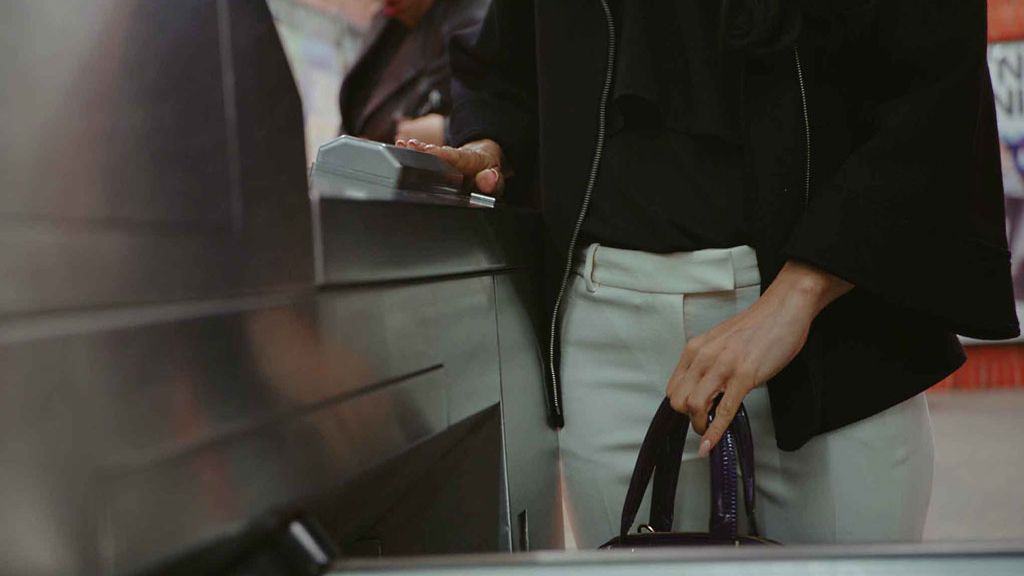 Un anillo inteligente con sensor de huellas dactilares que reemplaza las llaves