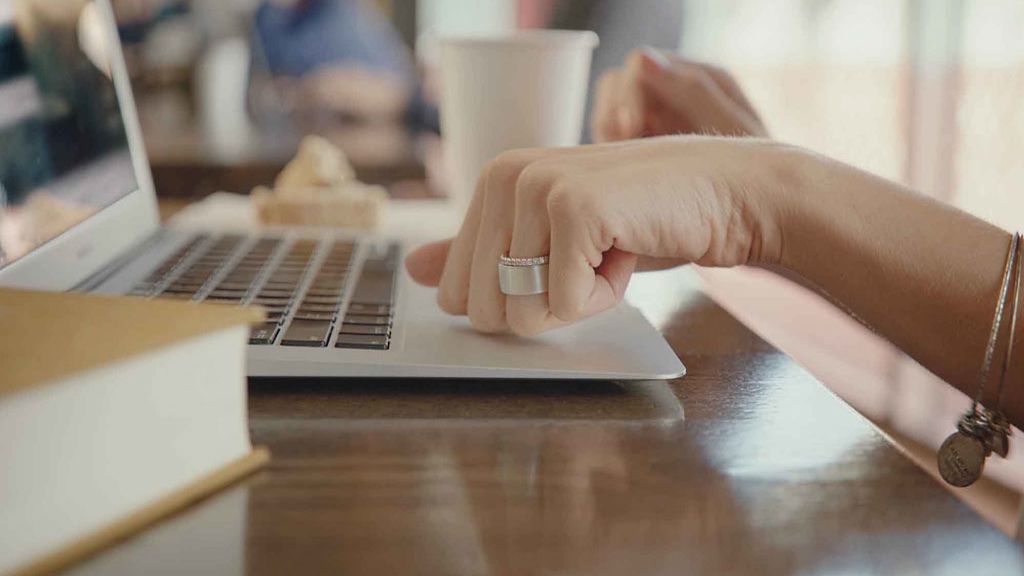 Un anillo inteligente con sensor de huellas dactilares que reemplaza las llaves