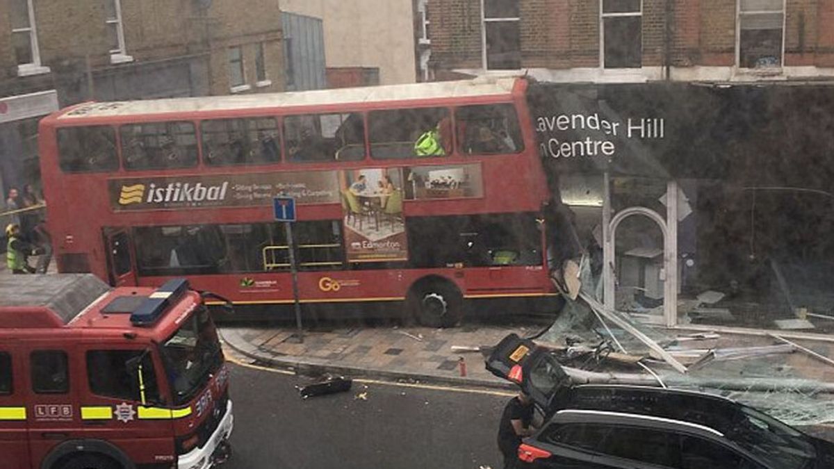 Un autobús urbano se estrella contra una tienda en Londres