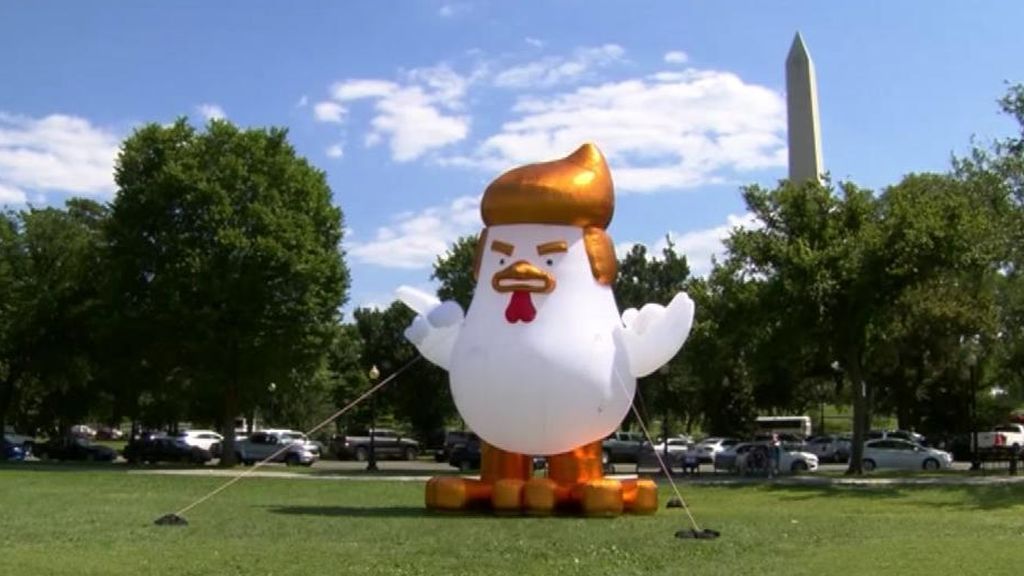 Un pollo gigante 'a lo Trump'  frente a la Casa Blanca