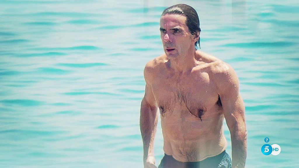 Hemos conseguido el posado veraniego del expresidente José María Aznar...