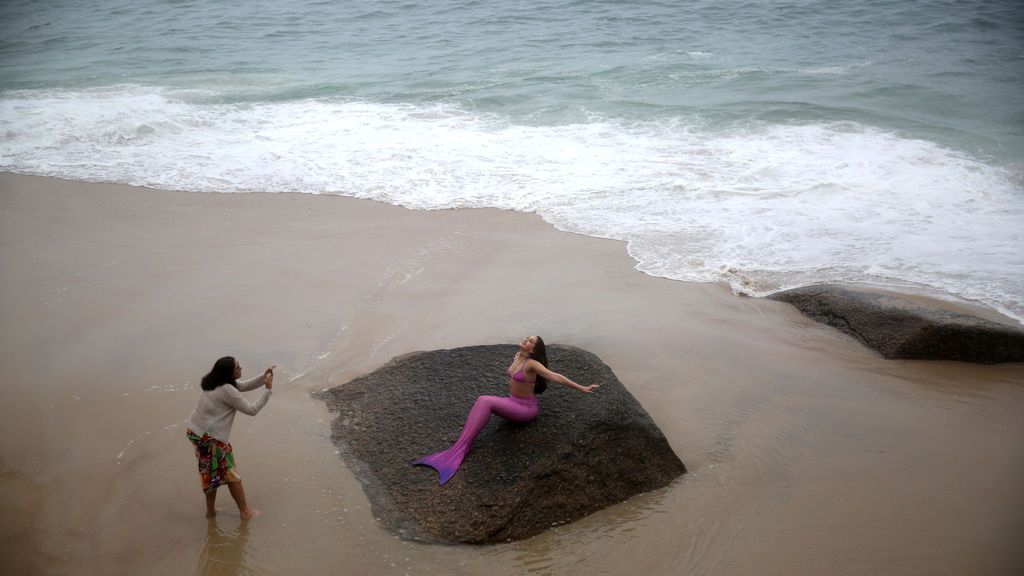 Una mujer fotografía a "una sirena" en Río de Janeiro, Brasil